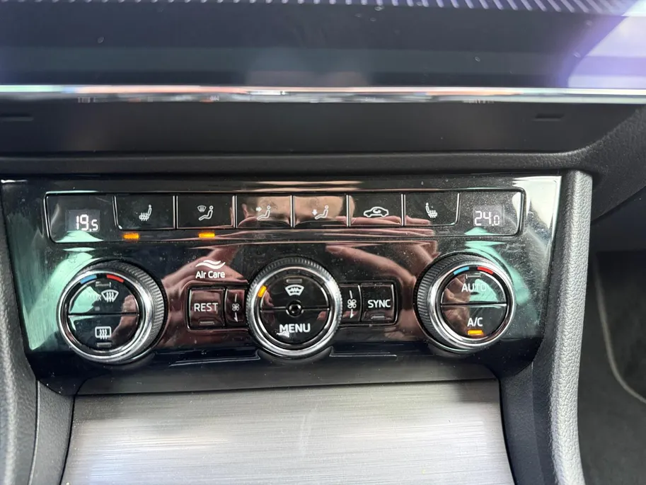 Škoda Superb Combi 1.4 TSI iV Business Edition Plus *Automaat*Navi+Camera*Parkeersensoren*Elekt. Stoelen*Lederen bekleding*Winter Pack*VOL OPTIES!