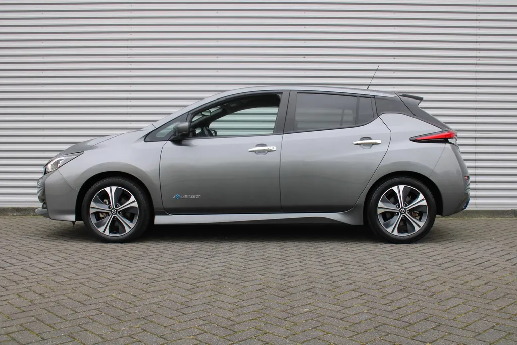 Nissan Leaf Tekna 40 kWh | Trekhaak | Stuur-/stoelverwarming | 360 Camera | LED | Dodehoek detectie | Cruise adapt. | 17' LM | Half leer/stof | Navi |