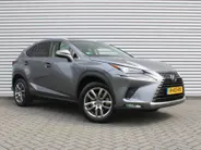 Lexus NX 300h AWD Sport Edition | Luxury + Safety Pack | Stuur-/stoelverwarming | Schuif-/kantel dak | Draadloze lader | 18' LM | Camera | Cruise adapt. |