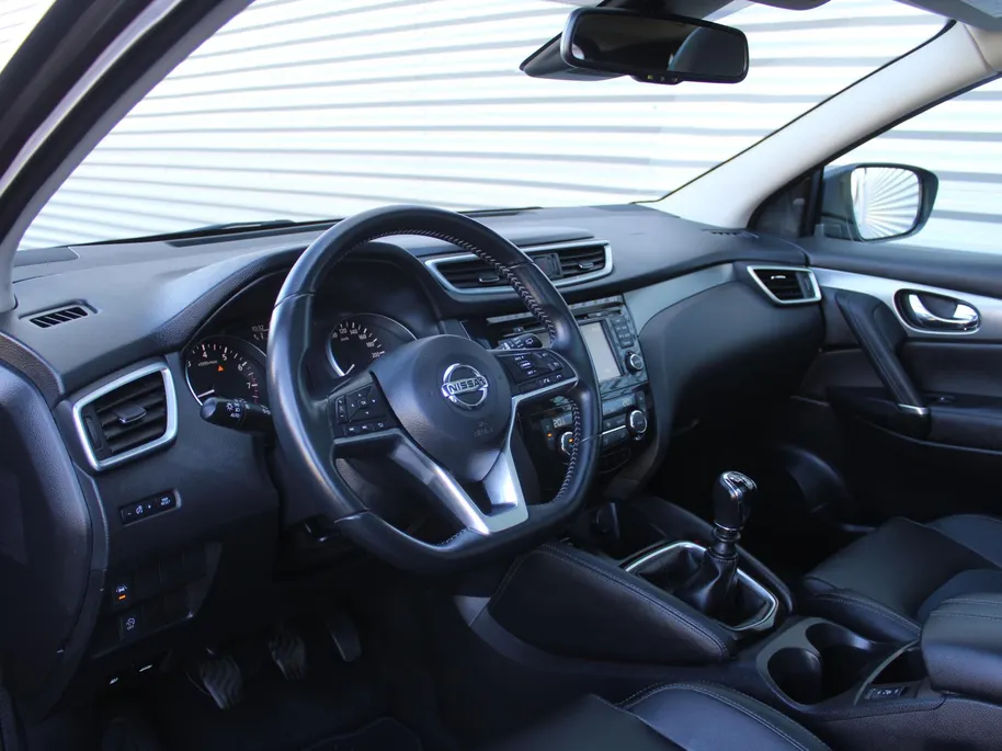 Nissan QASHQAI 1.2 Tekna | Trekhaak | 360 Camera | Pano dak | Stoel-/voorruitverwarming | Dodehoek detectie | Elek. stoelverstelling | Clima | 19' LM | 1e eigenaar |