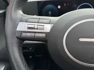 Hyundai Kona 1.6 GDI HEV Premium Sky | Schuif-kanteldak| Stoelverwarming/koeling| Lederen bekleding| Bose| Elektrische stoelen met geheugen| BOM VOL OPTIES