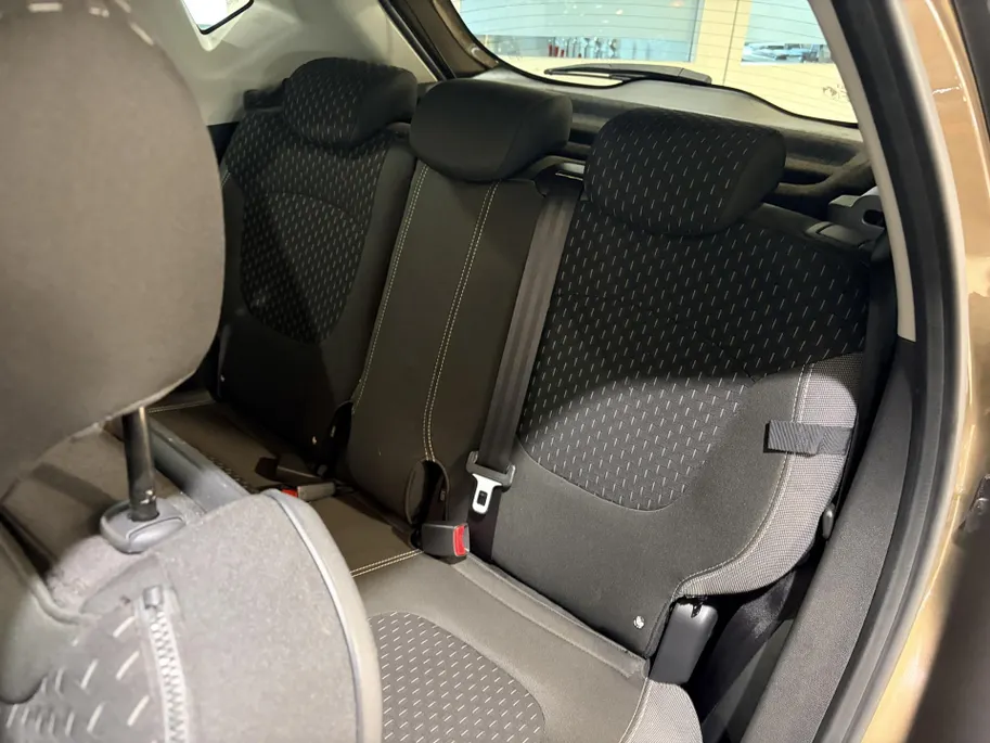 Renault Captur 90PK TCe Intens | All Season Banden | Armsteun | Navi | Camera | Parkeersensoren | Climate Control | Bluetooth | Lichtmetalen Velgen | Licht & Regen Sensor |