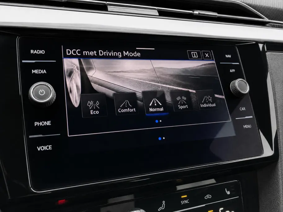 Volkswagen Arteon Shooting Brake 1.4 TSI PHEV 218PK R-Line Business DSG · Panoramadak · Trekhaak · Camera · Stoel, Stuur & achterbank verwarmd · Apple/Android Car Play · Garantie t/m 11-08-2027 of 100.000km