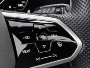 Volkswagen Touareg 3.0TSI 340kW/462PK R-line · Panoramadak · Trekhaak · Leder · Luchtvering