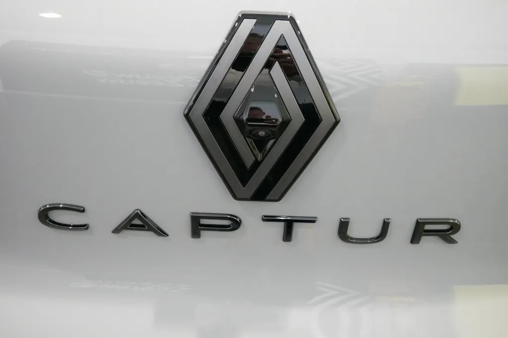 Renault Captur 1.8 E-Tech full hybrid 160 esprit Alpine | Profiteer nu van €3.000,- Zeeuw & Zeeuw voorraadkorting |Elec. Schuif/kantel dak | Harman Kardon geluidinstallatie | Uit voorraad leverbaar op = op