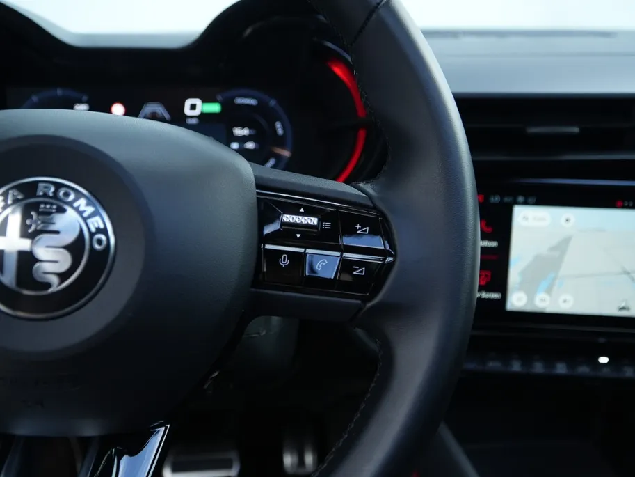 Alfa Romeo Junior Elettrica Speciale 54 kWh | Schuifdak | Carplay | 18'