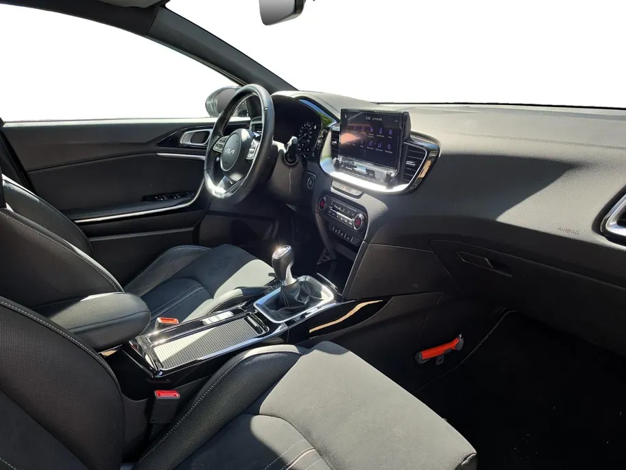 Kia XCeed 1.5 T-GDi GT-Line | Achteruitrijcamera | Parkeersensoren voor en achter | Panorama dak | Stoelverwarming | Apple carplay Android auto