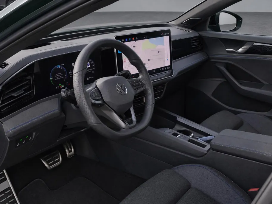Volkswagen Passat Variant 1.5eHybrid 272PK R-Line Black Style Plus · Leder · Harman Kardon · Trekhaak ·  Alcantara hemelbekleding · 360°Camera + Parkeersensoren · Garantie t/m 21-01-2031 of 100.000km