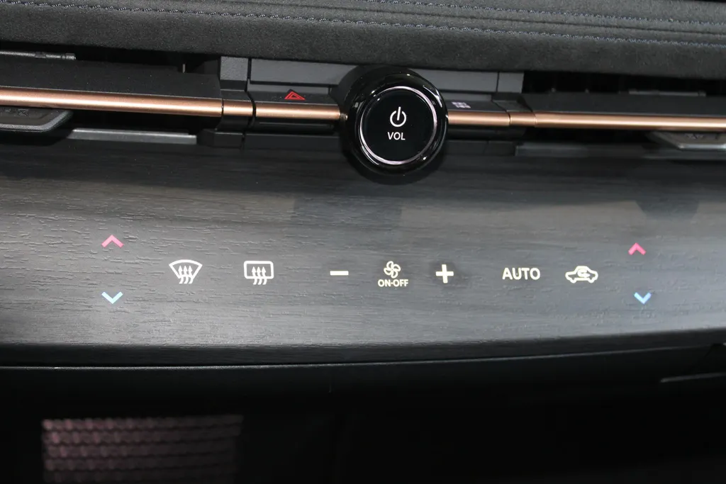 Nissan ARIYA Evolve 66 kWh | 22KW Lader| Afneembare trekhaak| Apple carplpay& Android auto| 360grd Camera| Stoelverwarming en verkoeling| Elektrisch verstelbare stoelen| Luxe bekleding| Dealer onderhouden|