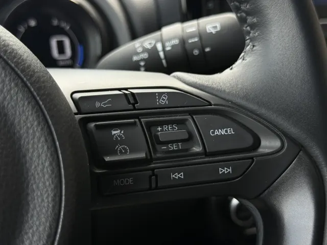 Toyota Yaris 1.5 Hybrid Executive Bi-Tone | PDC V+A | HUD
