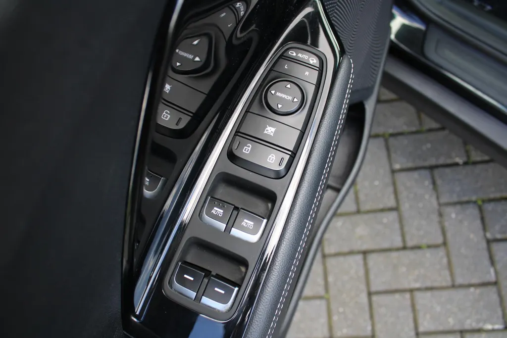 Kia e-Niro DynamicPlusLine 64 kWh | Warmtepomp | Schuif/kantel dak | 17' LM | Airco | Cruise | Navi | Camera |