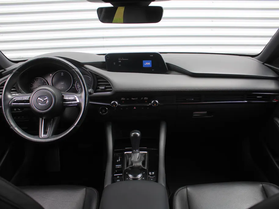 Mazda 3 2.0 e-SkyActiv-G M Hybrid 122 Luxury | Trekhaak | Stuur-/stoelverwarming | Leer | 360 Camera | Stoelgeheugen | 18' LM | HUD | LED | Cruise adapt. |