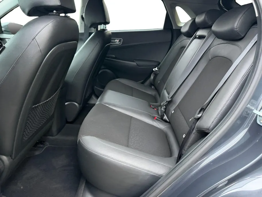 Hyundai Kona EV Fashion 64 kWh | Zeer nette auto | 100 % SOH | Stoelverwarming | Navigatie | Apple CarPlay & Android Auto | Achteruitrijcamera | Dealer onderhouden |
