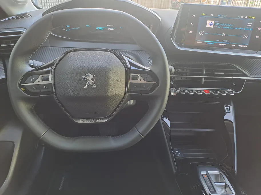 Peugeot e-208 EV Active Pack 50 kWh | Cruise control | Navigatiesysteem | Keyless start | DAB | LM Velgen | 100% Elektrisch | SOH 95,6 %