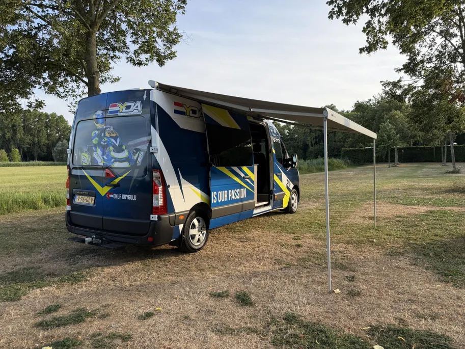 Renault Master T35 2.3 dCi 135 L3H2 Work Edition | Camper Edition | Motorsport Edition | Thule Omnistor Luifel | Airco in Leefruimte | TV | Koelkast | Magnetron | Volledig Bed | 2 Lederen Stoelen | DAB | LED Verlichting Leefruimte |