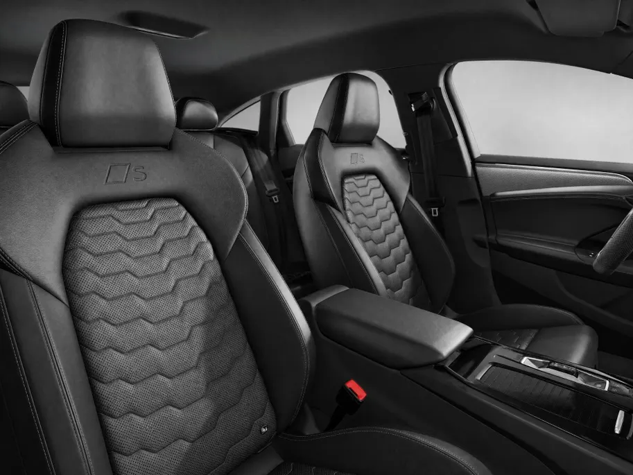 Audi A6 e-tron S edition 83 kWh 286 PK · Sportstoelen leder zwart · Stoelventilatie · Trekhaak elek. wegklapbaar