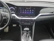 Kia Niro 1.6i Hybrid DynamicPlusLine Dealer onderhouden | Trekhaak | Stoel/stuurverwarming | Dodehoek detectie | Leder | Camera | Carplay & Android | Cruise Control Adaptief | Fabrieksgarantie t/m 23-9-2027 | NAP