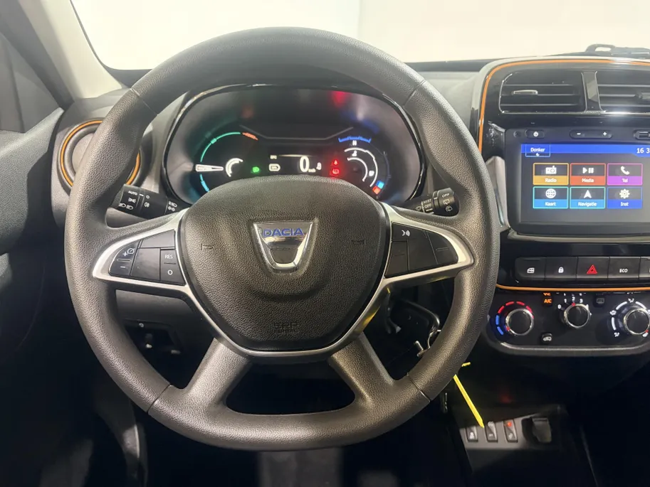 Dacia Spring Comfort Plus 27 kWh Automaat | 1e eigenaar | Navi | Bluetooth | Apple CarPlay/Android Auto | Lichtmetalen Velgen | Parkeersensoren | Airco | Elektrische Ramen |