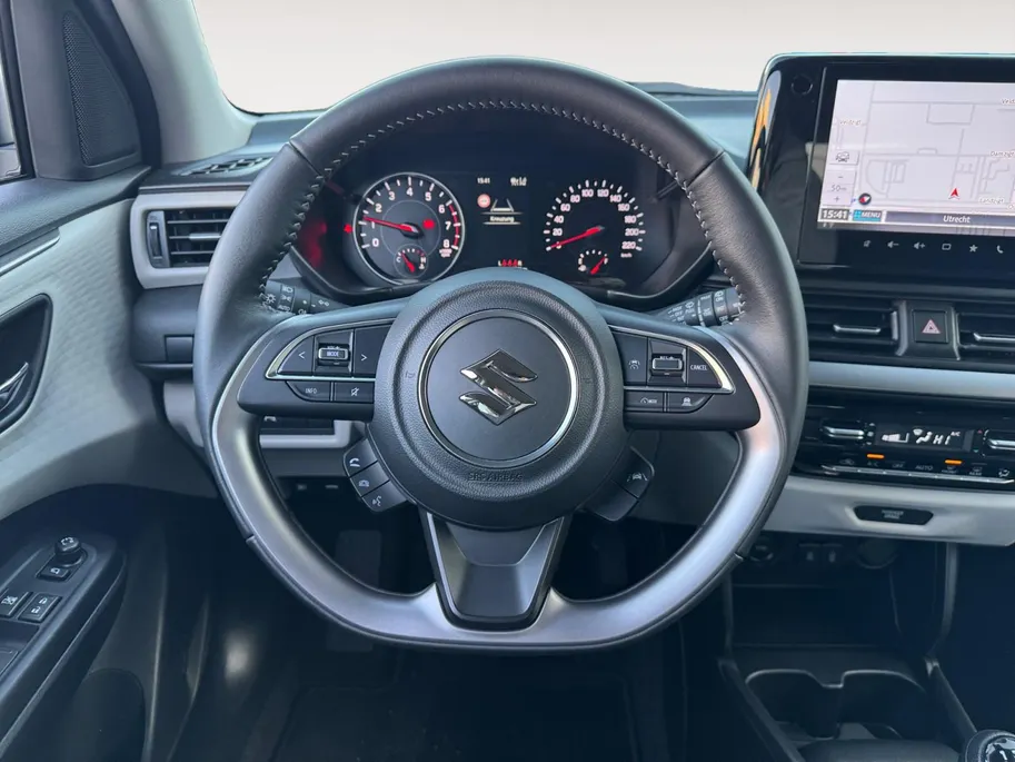 Suzuki Swift 1.2 Style Smart Hybrid | Apple Carplay/Android Auto | Achteruitrij Camera | Adaptive Cruise Control | All-Season | BLISS | LED | LMV 16' | Stoelverwarming |