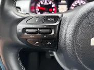 Kia Stonic 1.0 T-GDi MHEV DynamicLine | Achteruitrijcamera | Parkeersensoren achter | Apple/Android Carplay | Climate control | Cruise control | LMV