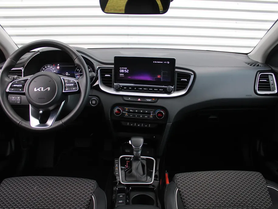 Kia Ceed Sportswagon 1.5 T-GDi DynamicPlusLine | Stoel- & stuurverwarming | Camera | Clima | Cruise adapt. | LED | Navi | Elek. achterklep | 16' LM |