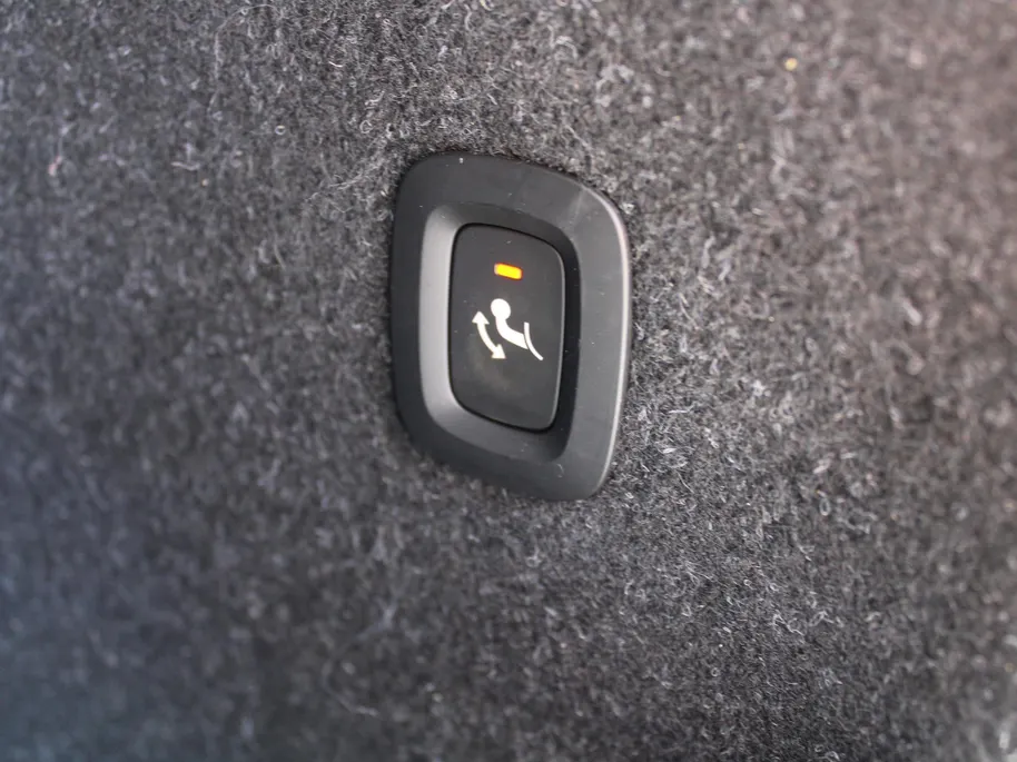Volvo XC40 2.0 T4 R-Design | Keyless | HK Audio | Adap. Cruise | PDC | Elek. Trekhaak | 19' Velgen | Elek. Kofferklep | Camera | Stoelverwarming |