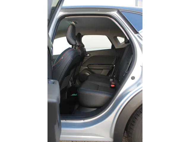 Renault Captur 1.6 E-Tech full hybrid 145 PK iconic | Lederen bekleding en stoel elektrisch bedienbaar | 360 camera | Stoelverwarming voor |