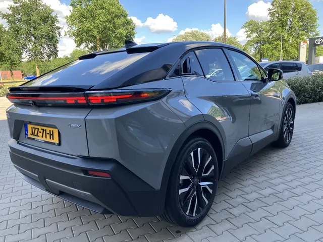 Toyota C-HR+ First Edition 77 kWh | Bi-Tone | 20'| Stoel&Stuurverw | Camera