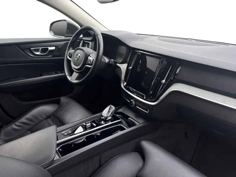 Volvo V60 2.0 B4 Core | Achteruitrijcamera | Elektr. Achterklep | Lederen bekleding | Geheugen stoelen | Dodehoek detectie | 12 maanden garantie! |