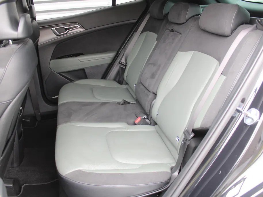 Kia Sportage 1.6 T-GDi Hybrid Dark Edition | Stuur-/stoelverwarming v+a | Camera | Elek. stoelverstelling | 18' LM | Cruise adapt. | Navi | Clima | Half leer/suède |