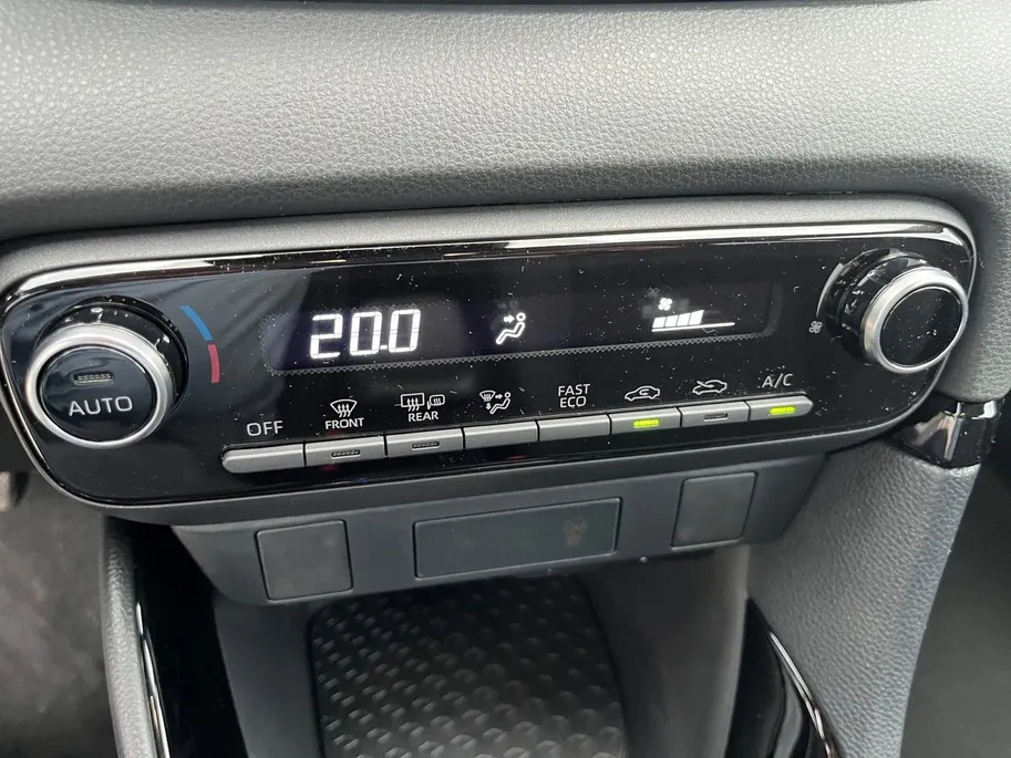 Toyota Yaris 1.5 Hybrid 115 Comfort | Parkeercamera | Climate control | Apple Carplay/Android Auto | Adaptive cruise control | LM-Velgen