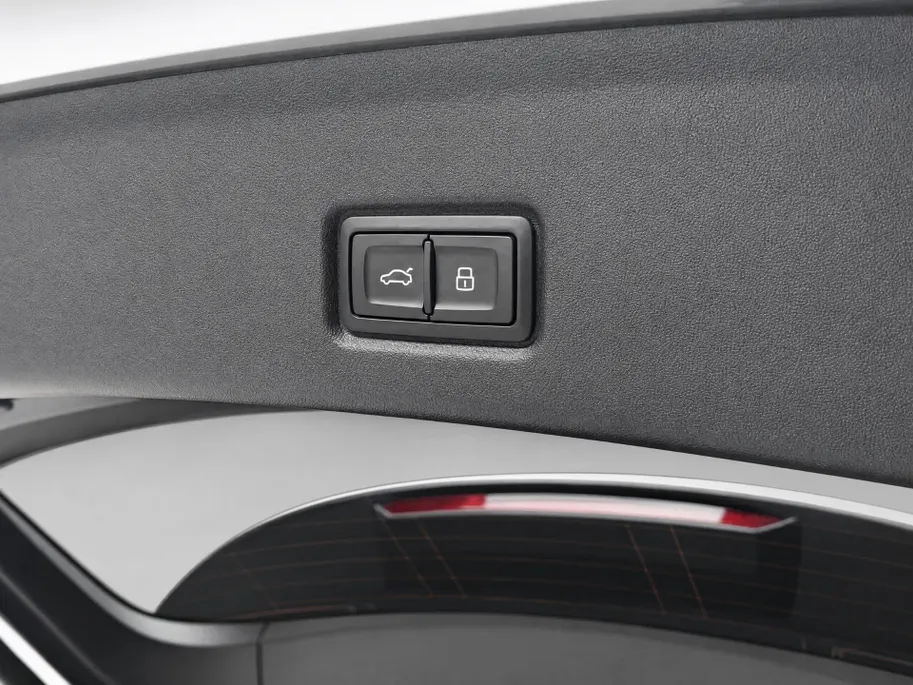 Audi Q6 e-tron Advanced quattro 100 kWh 388PK · Panoramadak · Leder · Trekhaak · 360°Camera · Garantie t/m 25-10-2030 of 100000km.