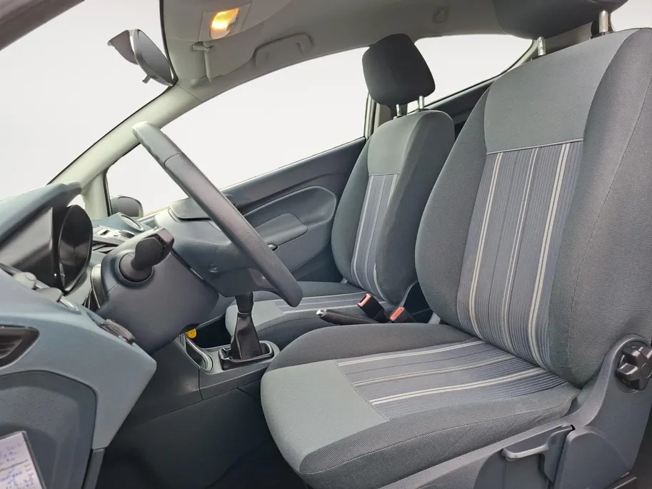 Ford Fiesta 1.25 Limited | Nieuwe Distributieriem bij aflevering | Trekhaak | All weather banden | Radio | Dealer onderhouden | Nieuwe APK | 12maanden BOVAG Garantie |