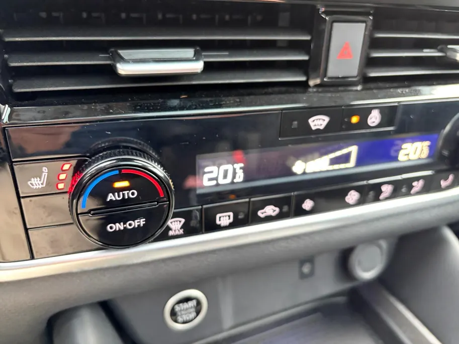 Nissan QASHQAI 1.3 MHEV Xtronic N-Connecta Apple Carplay/Android Auto , airco (automatisch) , cruise control adaptief met Stop&Go en stuurhulp , elektrisch bedienbare achterklep met sensorsturing , navigatiesysteem , panoramadak , voorstoelen verwarmd en stuur , rondomz