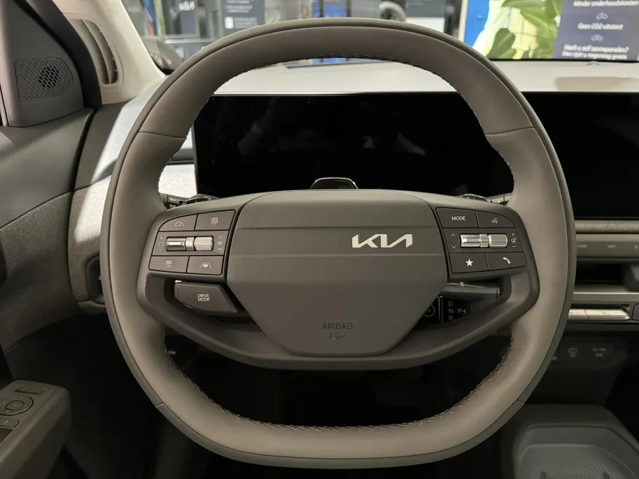 Kia EV3 Plus Advanced 58.3 kWh | NU IN DE SHOWROOM, MAAK NU EEN PROEFRIT!  Private Lease vanaf €429,- p.m. | Gratis Metallic Lak t.w.v. €750,- | Kia Financial lease met 2,99% Rente | 408Km WLTP | Navigatie | Adaptieve cruisecontrol | Stoel en stuur verwarming | K