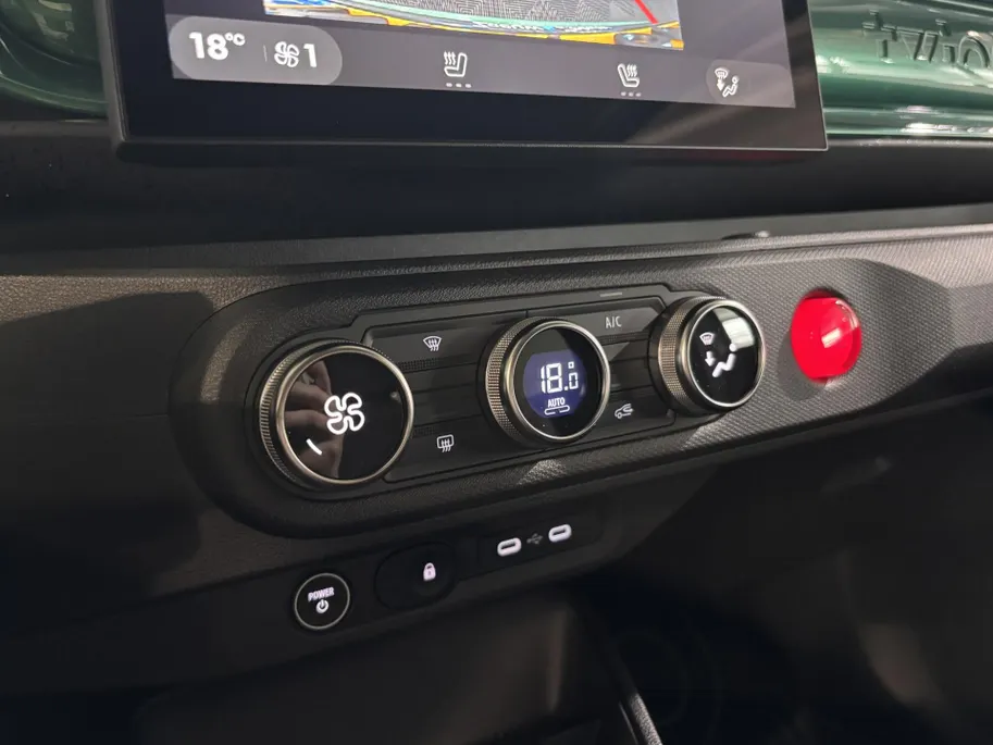 Renault Twingo Urban Range Techno 27.5 kWh Automaat | Demo - Beschikbaar per 01-10-2026 | Armsteun | Camera | Parkeersensoren | Climate Control | Full LED | Adaptive Cruise Control | Navigatie | 18' Lichtmetalen Velgen |