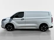 Ford E-Transit Custom 320 L1H1 Trend 71 kWh | Uit Voorraad Leverbaar | 344km WLTP Rijbereik | Achteruitrijcamera | Cruise Control | Parkeersensoren voor en achter | Verwarmbare Stoel en bijrijdersbank | Voorruitverwarming | Apple Carplay & Android Auto