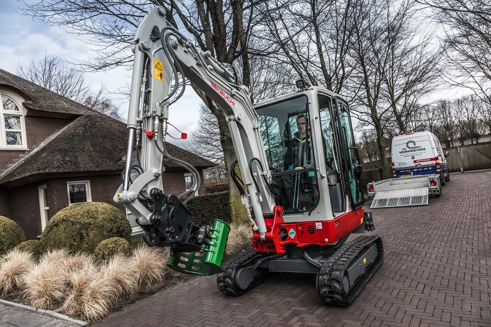 De Takeuchi TB225 uitgerust met een sloopsorteergrijper