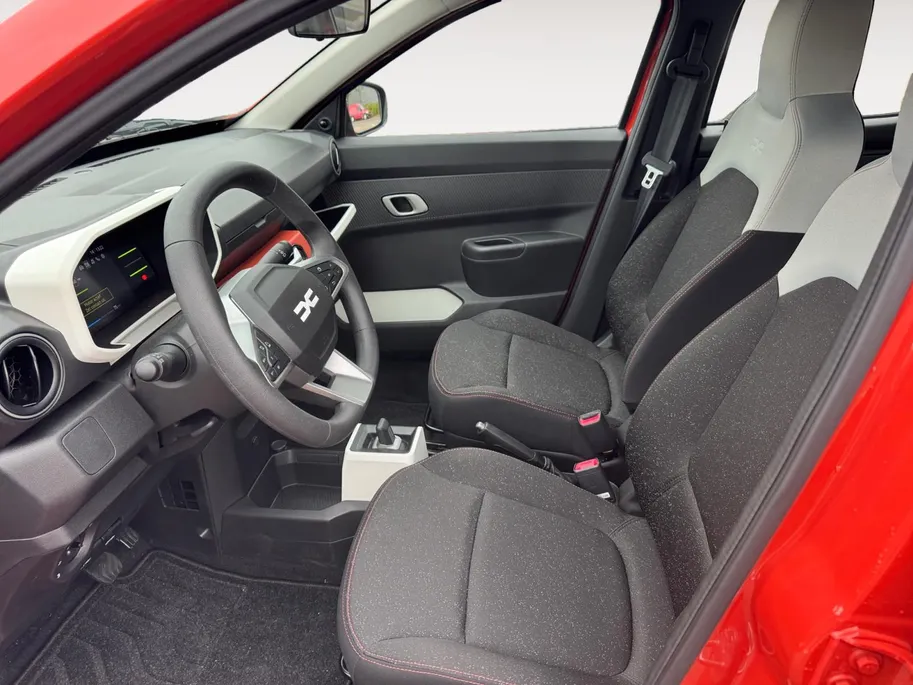 Dacia Spring Expression 65 26.8 kWh *Parkeersensoren*Tel Bluetooth*Cruise Control*| Rijdende demonstratie auto | Vraag naar de juiste kilometerstand |