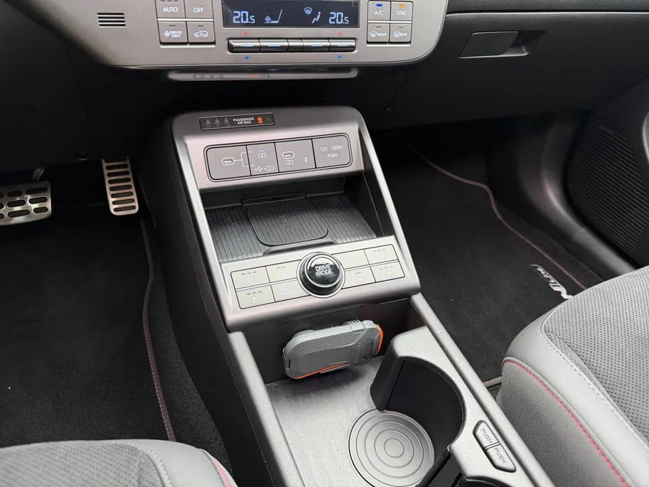 Hyundai Kona 1.6 GDI HEV N Line Sky | Schuif-/kantel dak | 360 camera | Apple Carplay/ Android Auto | Stoelverwarming voor & achter | Stoelventilatie |  Navigatie | Zeer nette auto!!!