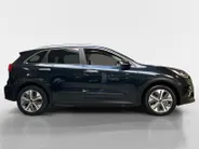 Kia e-Niro ExecutiveLine 64 kWh | Warmtepomp | Trekhaak Afneembaar + 13-Polige Stekker | Elektrisch verstelbare Voorstoelen | Bestuurdersstoel + Geheugen | Elektrisch Bedienbaar Schuif / Kanteldak | Stoelverwarming + Stoelkoeling | Stuurverwarming | JBL Geluidsinsta