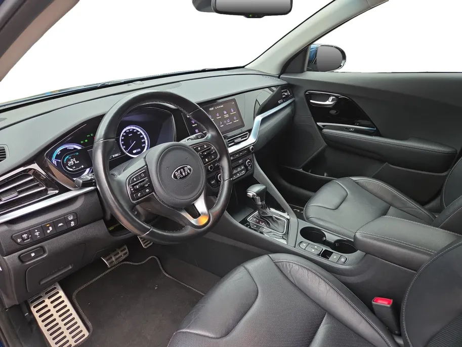 Kia Niro 1.6i Hybrid DynamicPlusLine Dealer onderhouden | Trekhaak | Stoel/stuurverwarming | Dodehoek detectie | Leder | Camera | Carplay & Android | Cruise Control Adaptief | Fabrieksgarantie t/m 23-9-2027 | NAP