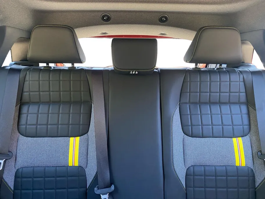 Renault 4 comfort range iconic canvas dak 52 kWh elektrisch vouwdak , nu met 1800,- voorraad korting .  Apple Carplay/Android Auto , Pack Advanced Driving Assist , Harman/kardon premium audio , lichtmetalen velgen 18' , voorstoelen verwarmd , warmtepomp , navigatie