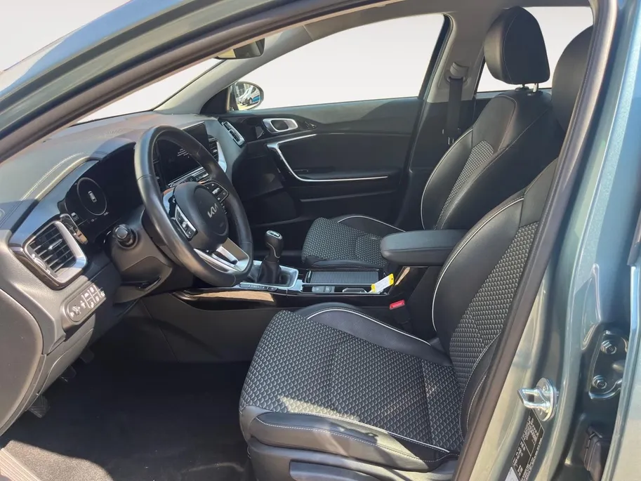 Kia Ceed Sportswagon 1.0 T-GDi DynamicPlusLine | Apple Carplay / Android Auto | Navigatiesysteem | Stoel + Stuurverwarming | Licht + Regensensor | Parkeersensoren Voor + Achter | Camera Achter | Elektrisch Bedienbare Achterklep | Cruise Control | Rijstrooksensor + Correctie