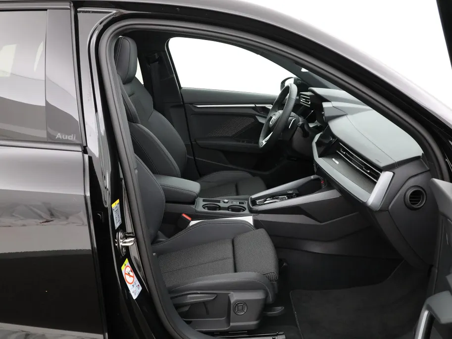Audi A3 Sportback 45 TFSIe 272pk S-tronic S edition Competition · Panoramadak · Sonos Audio · Camera · Head-Up · Apple/Android Car Play · 18'' Inch · Garantie t/m 28-09-2030 of 100.000km