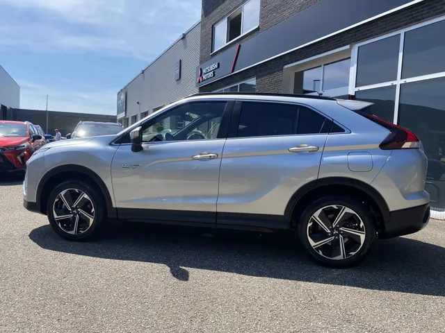 Mitsubishi Eclipse Cross 2.4i PHEV First Edition | All Seasons