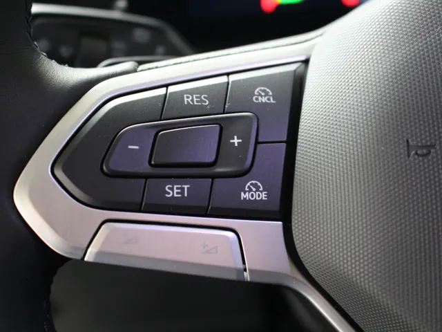 Volkswagen Tiguan 1.5 eTSI Automaat Navigatie | Trekhaak | Stoelverwarming | Lichtmetalen velgen