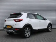 Kia Stonic 1.0 T-GDi MHEV DynamicPlusLine | Stuur-/stoelverwarming | Camera | Cruise | Clima | LED | Navi | 16' LM | Keyless |