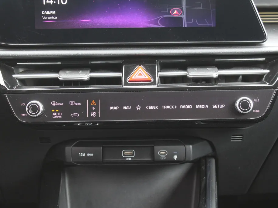 Kia Niro EV Edition Advanced 64.8 kWh | Stuur-/stoelverwarming | Elektr. stoelverstelling | Camera | Cruise adapt. | 17'LM | Clima | 17% bijtelling |