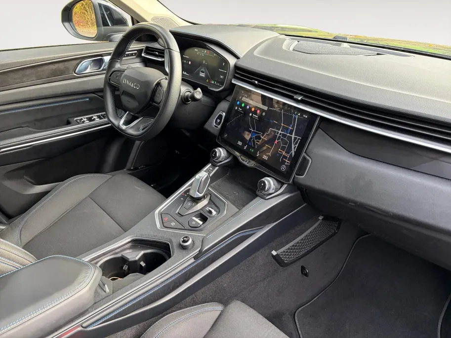 Lynk & Co 01 1.5 Apple Carplay/Android Auto , stoelverwarming , panoramadak , navigatiesysteem full map , camera 360 , elektrisch verstelb. bestuurdersstoel met geheugen , elektrisch bedienbare achterklep ,                                               lichtmetalen ve